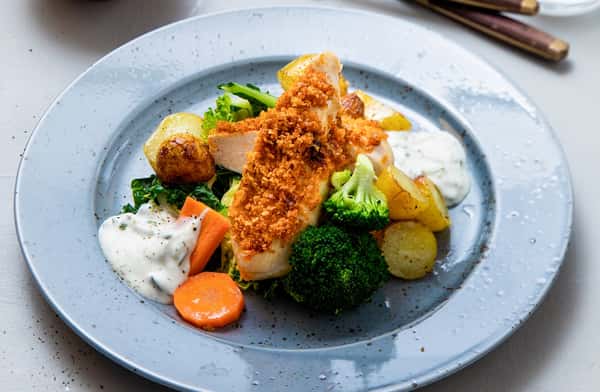 Ovnsbakt kyllingfilet med kryddercrust, hvitløkpoteter og tzatziki