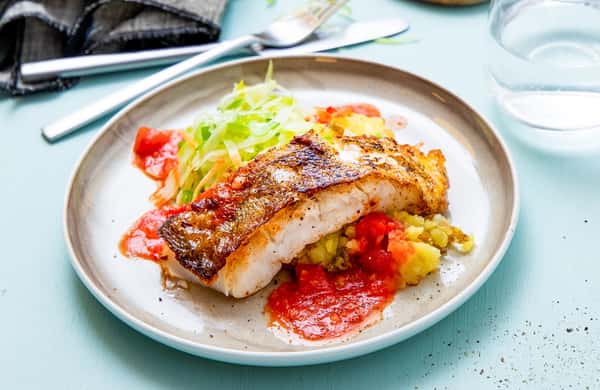Pannestekt skreifilet med knuste poteter, purreløk og tomatsjy
