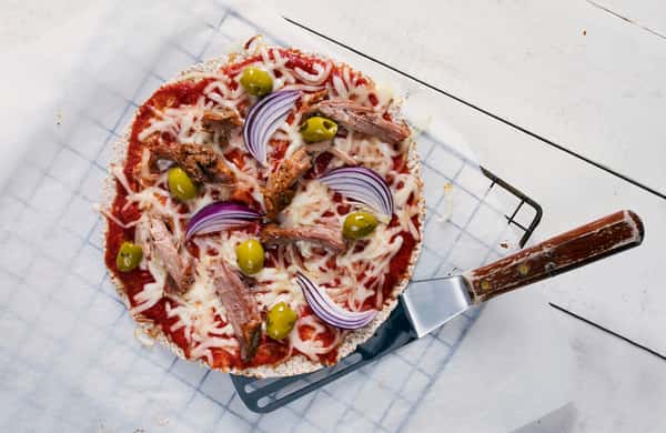 Tortillapizza med pulled pork med crispi salat