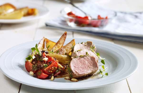 Svinefilet og tomatsalat med soltørkede tomater
