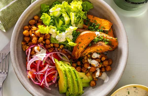California veggiebowl med sprø kikerter, bakt søtpotet og hjemmelaget ranchdressing