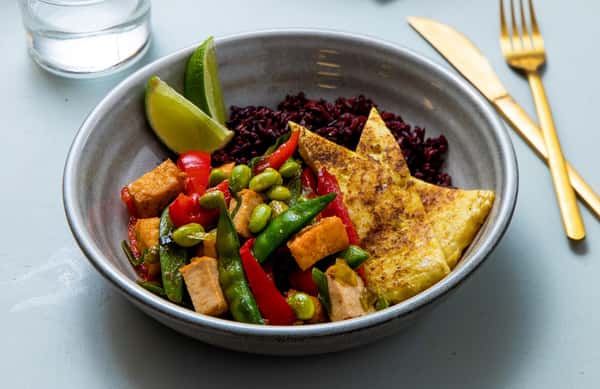 Vegetarisk stir fry med tofu, vårløk, sort ris og lime- og teriyakisaus