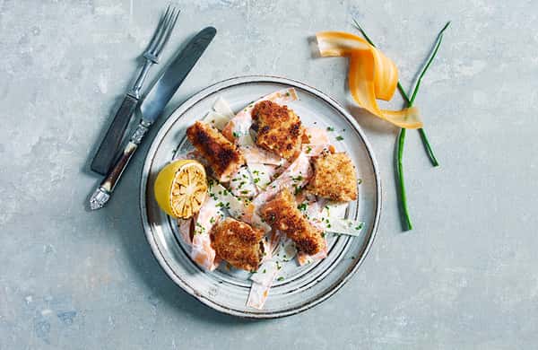 Pannestekte laksepinner og coleslaw