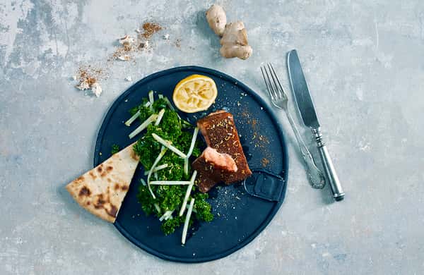 Ovnsbakt tandoorilaks med grønnkålsalat