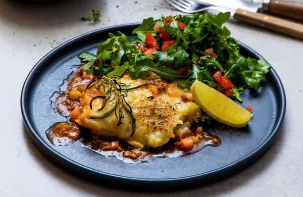 Shepherd's pie med ruccola- og tomatsalat