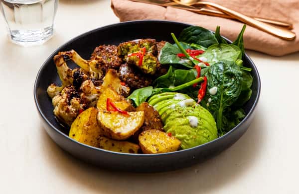 Falafeler med ovnsbakt blomkål, garam masala-poteter, avokadosalat og raita