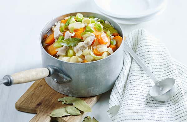 Grønnsakssuppe med svinekjøtt