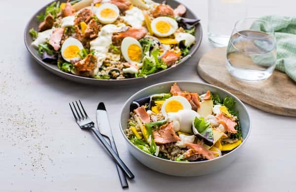 Byggkornsalat med varmrøkt laks og hjemmelaget pepperrotdressing