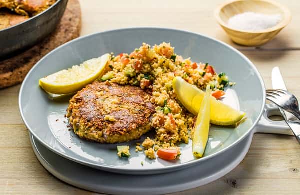 Linseburger med fetaost og couscoussalat