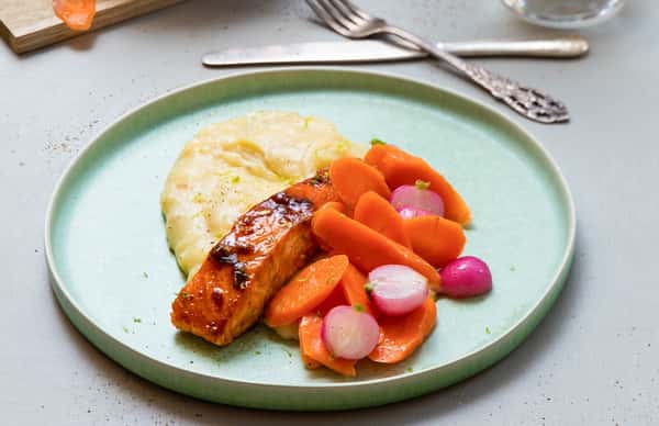 Pannestekt ørretfilet med rustikk potetmos, reddiker og teriyaki- og limesjy