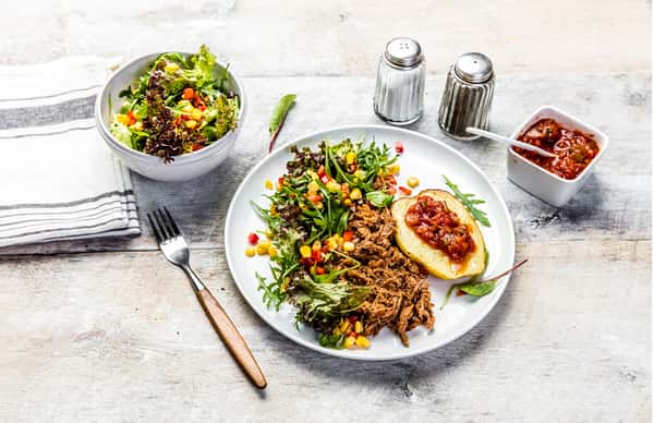 Pulled pork med bakt potet, maissalat og salsa