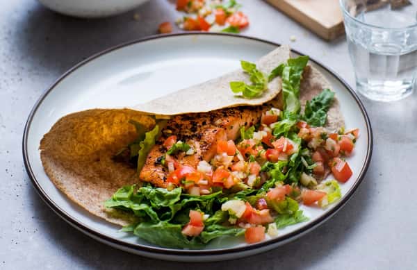 Krydderstekt laks i fullkornstortilla med pico de gallo-salat