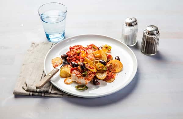 Tomatbakt torsk med vårløk og poteter