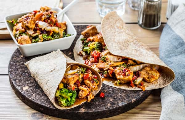 Wraps med kalkun og wokede grønnsaker