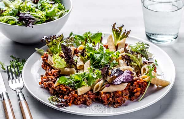 Pasta med kjøttsaus og grønn salat