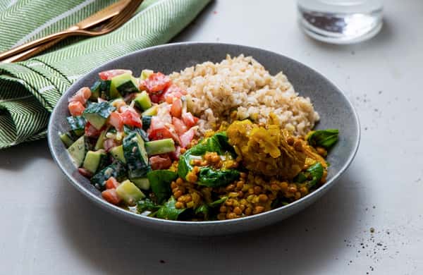 Srilankisk svinekjakecurry med spinat, fullkornsris og raitasalat