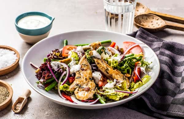 Salat med kylling og timianyoghurt