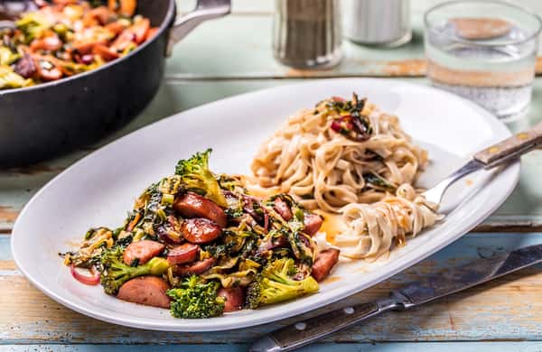 Pølsewok med fullkornsnudler