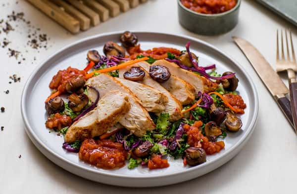 Kyllingfilet med brokkoliris, bakt sopp og urtekrydret tomatsaus