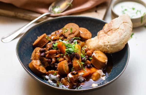 Cassoulet med urtepølser av kylling, grove brød og lett urtedressing
