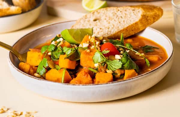Søtpotetgryte med massaman currypaste, kikerter og koriander