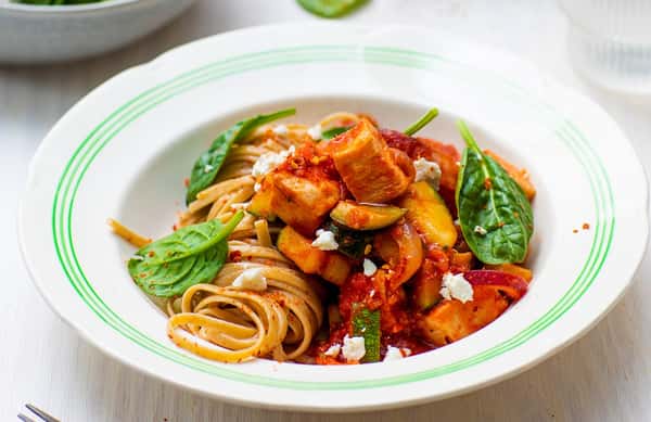 Cajun kyllingpasta med fullkornslinguine og feta- og spinattopping