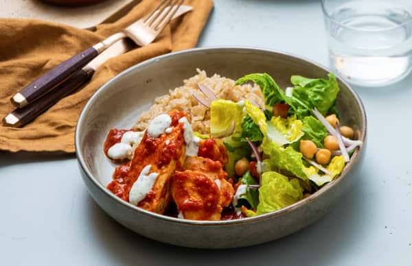 Kylling i garam masala-saus med kikertsalat og urteyoghurt