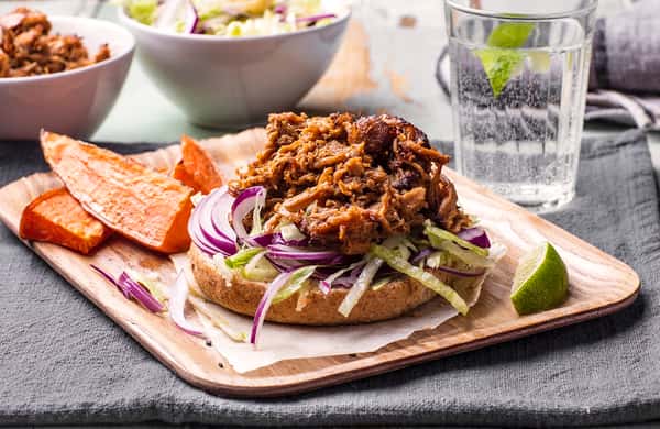 Pulled pork-burgere med søtpotetstaver og eple- og gulrotsalat