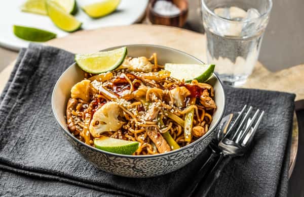 Wok med chilisaus og fullkornsnudler