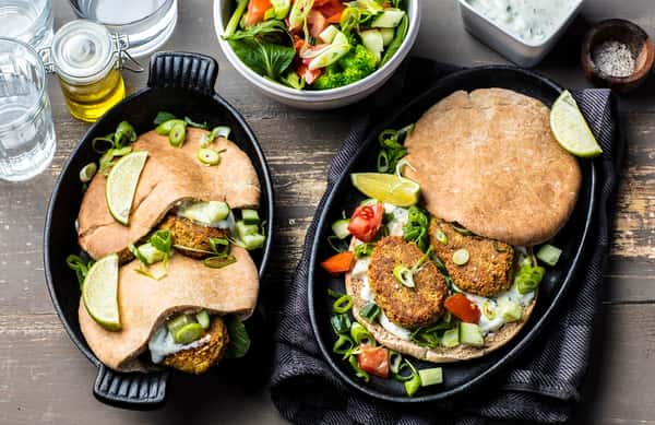 Falafel i pitabrød med tzatziki og salat