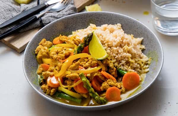Wok med kyllingkjøttdeig, asparges, gul karrisaus med ingefær og fullkornsris
