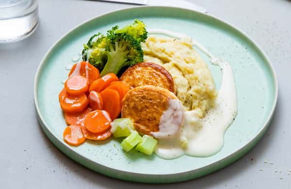 Grove fiskekaker med potetmos, brokkoli og fiskesaus med sitron