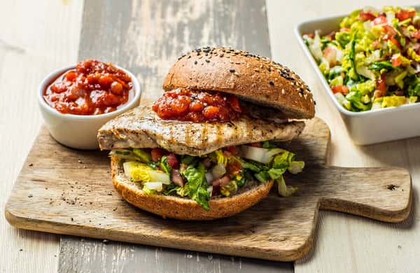 Kyllingburger med salsa og salat