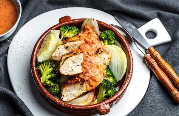 Kyllingbryst med bakte grønnsaker og currysaus