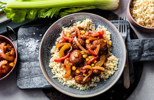 Kjøttbollegryte med krydret tomatsaus og fullkornsbulgur