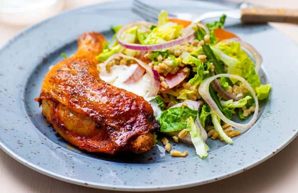 Ovnsbakte kyllinglår med byggkornsalat og hvitløksdressing