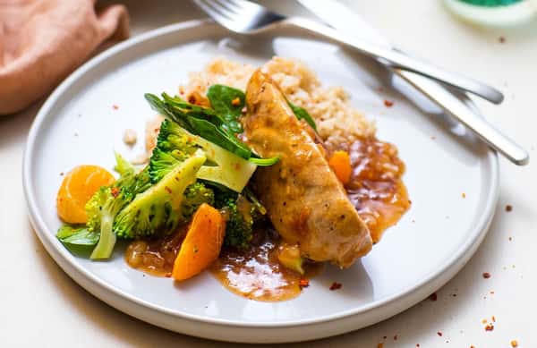 Pannestekt kyllingfilet med brokkolisalat, fullkornsris og soya- og ingefærsaus