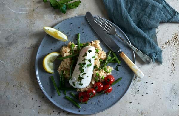 Ovnsbakt hyse og cherrytomater med bønnerisotto