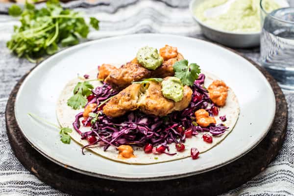 Fiskewraps med lysing, frisk rødkålsalat og ertedip