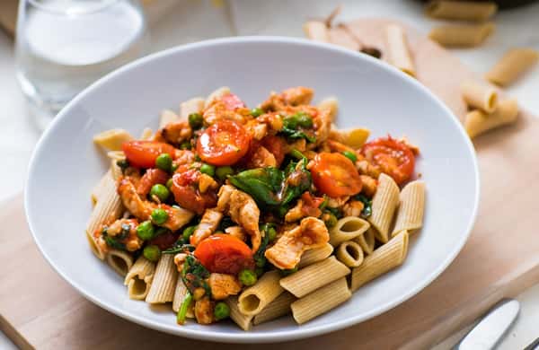 Kyllingpasta med cherrytomater, spinat og parmesan