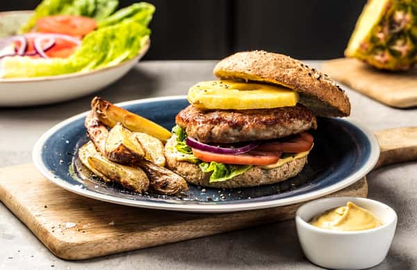 Hawaiiburger med ananas og ovnsbakte søtpoteter