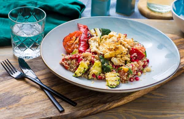 Grillet sommersalat med quinoa, fetaost og mynteyoghurt
