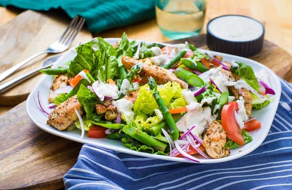 Kyllingsalat med asparges og urtedressing