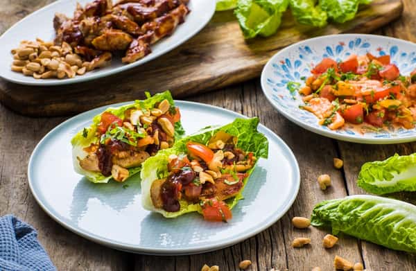 Kylling i hjertesalat med papayasalat og BBQ-saus