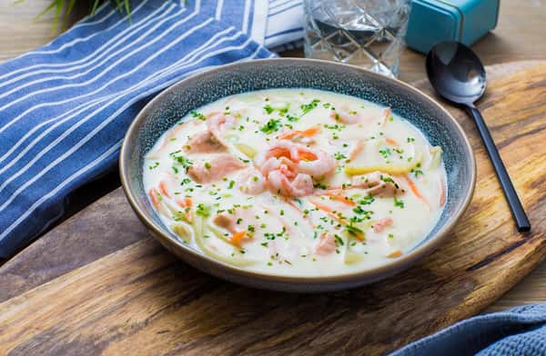 Sommerens fiskesuppe med laks, reker og gressløk