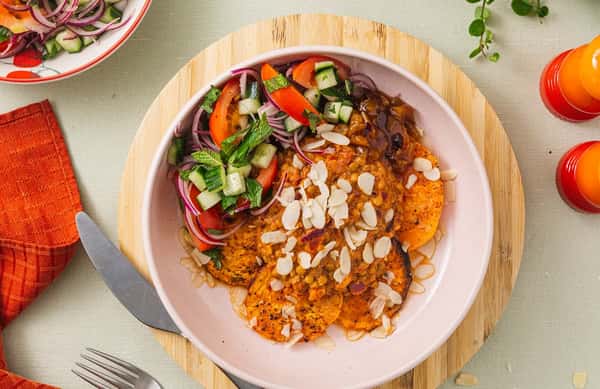 Tikka masalakrydrede linser med kachumbersalat, mangochutney og mandelskiver