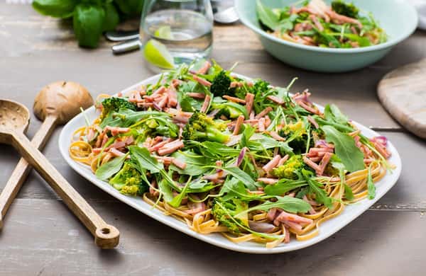 Rask pasta med skinke, brokkoli og tomatpesto