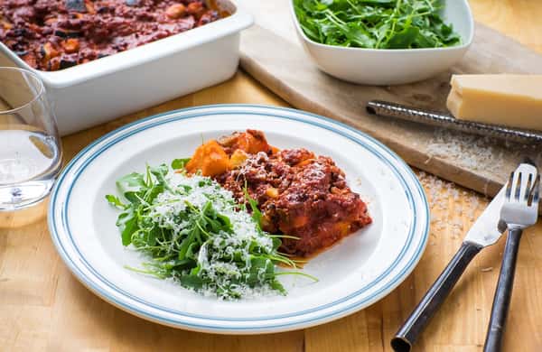 Hjemmelaget søtpotetgrateng med kjøttsaus og ruccola