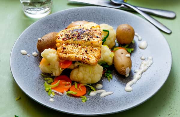 Pannestekt seifilet med blomkål og fiskesaus med sitron