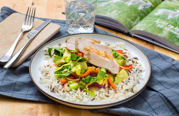 Grillet kyllingbryst med villrismiks og salat med mangodressing